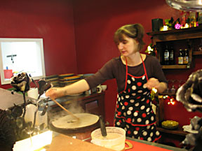 photo of Renata making crêpes