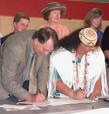 [mayor Le Valley and Cheryl Seidner signing papers]